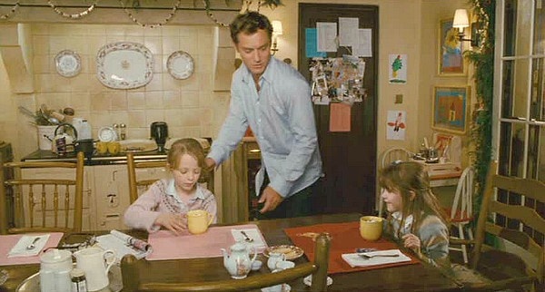 12. Любимая часть съемок Джуда Лоу - это работа с двумя девочками, сыгравшими его дочерей