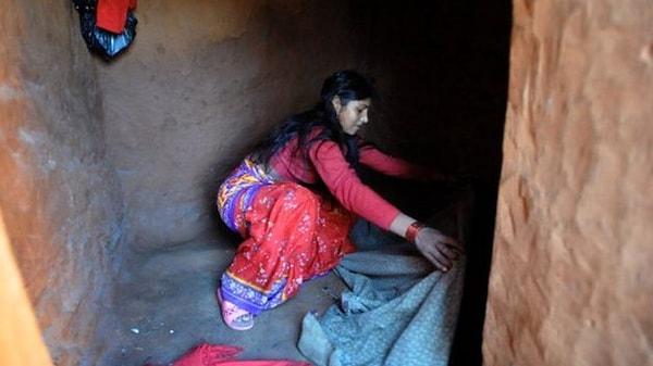 Kadınların kaldığı ve köyden uzağa kurulan barakalar kışın dondurucu soğuk yazın ise çok sıcak olabiliyor.