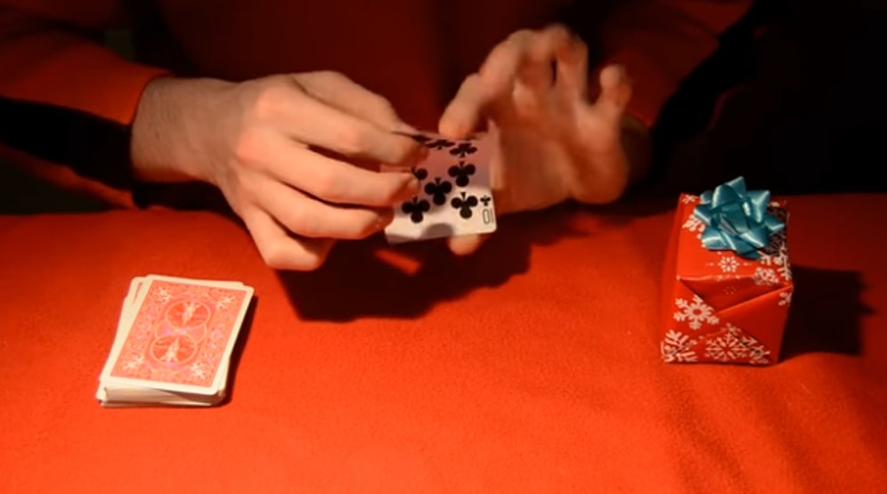 Yılbaşı Gecesi Arkadaşlarınızın Dibini Düşürebileceğiniz 4 Kart Hilesi