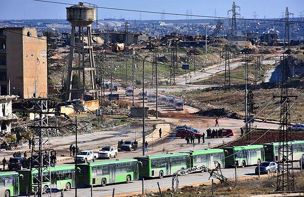 Bana ve ailesi Doğu Halep'ten çıkan otobüslerle Türkiye sınırında muhaliflerin kontrolündeki İdlib'e gitmişti