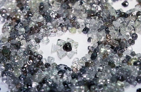 27. Самые чистые алмазы образуются в жидком металле на глубине 750 км