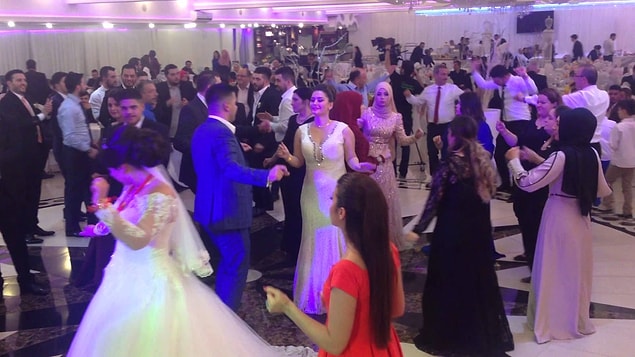 Diyar diyar gezerken neler gelmedi ki başıma? Bu ülkede en çok düğün gören, en çok "hayırlı olsun"a giden de benim. En çok hala, teyze, dayı, enişte ile tanışan da ben !