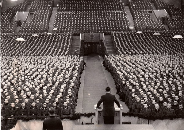 1. Лидер нации выступает перед военными. Какая это страна?