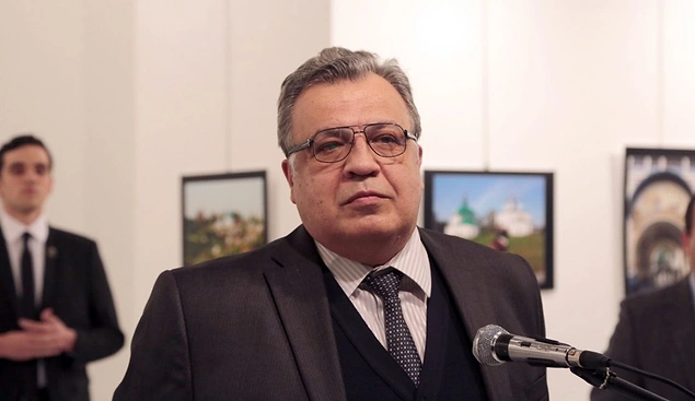 4) Rus Büyükelçi Karlov ve Katil Aynı Karede