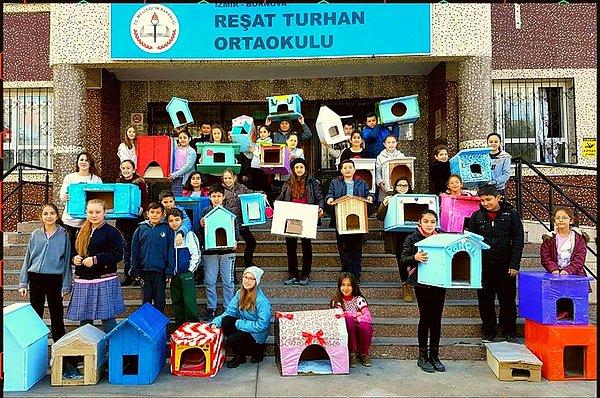 15. İzmir Bornova Reşat Turhan Ortaokulu öğrencileri, kediler için yaptıkları bu rengarenk evleri etraftaki parklara koyuyorlar.