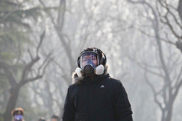 8. Aralık ayında Çin'in Pekin kentinde hava kirliliği 'kırmızı alarm' seviyesine çıktı. Şehrin hava kalite endeksi sağlıklı olması gerekenden 5 katı kötü sonuçlar ortaya çıkardıktan sonra okullar, iş yerleri geçici olarak kapatıldı ve araç trafiği sınırlandırıldı.