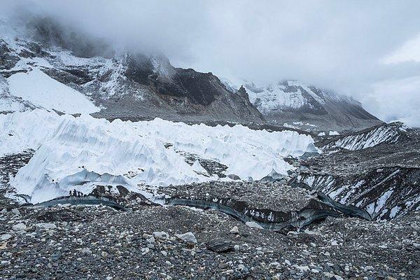 17. Everest Tepesindeki Khumbu buzulu son yıllarda yok olmaya başladı. Dünyanın en yüksek dağının kamp üssünde artık buzullar yerine göletler görülüyor.