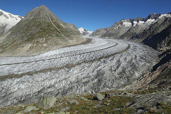 23. İsviçre'nin 23km uzunluk ve 900m derinlik ile en büyük buzulu Aletsch hızla yok oluyor. Uzmanlara göre buzul, içinde bulunduğumuz yüzyıl içinde %90 oranında tahrip olabilir.