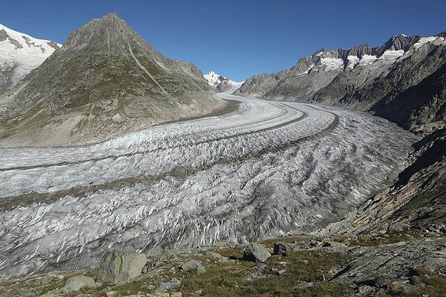 23. İsviçre'nin 23km uzunluk ve 900m derinlik ile en büyük buzulu Aletsch hızla yok oluyor. Uzmanlara göre buzul, içinde bulunduğumuz yüzyıl içinde %90 oranında tahrip olabilir.