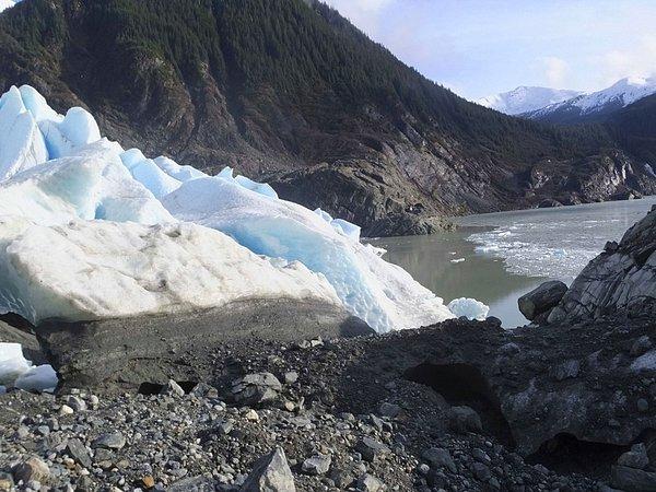 25. Alaska'nın Mendenhall Buzulu son 10 yılda 30m kadar çekildi. Fazla sayıda turist çeken lokasyonda gelen gezginlere buzulun 60 yıl içinde çekilmiş fotoğrafları gösterilerek bilinç oluşturulmaya çalışılıyor.