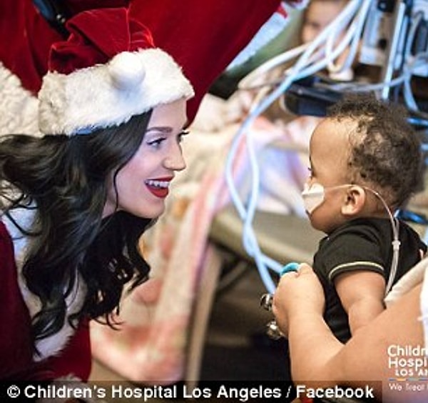 5. И актер, и певица успели подружиться с малышом, одетым в футболку с логотипом Бэтмена