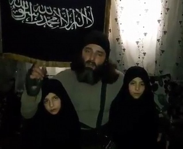 Kızların babası olduğu belirtilen adam daha önce gerçekleşen benzer nitelikli kimi terörist saldırılarından sorumlu tutuluyordu.