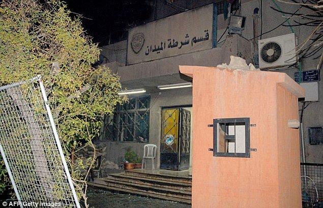 El-Vatan Gazetesi'ne konuşan polis yetkilileri ise yedi yaşındaki kızın üzerinde bombalı kemer olduğu, bunun uzaktan kumanda ile patlatıldığı ve karakolun tuvaletini kullanmak istediği bildirildi.