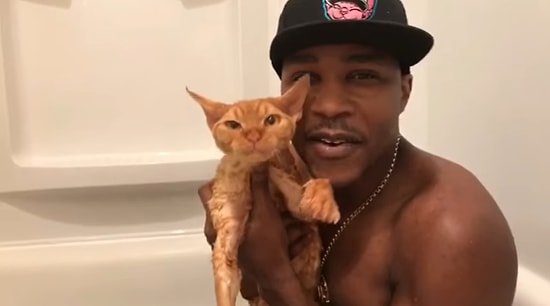 Rap Yaparak Kedisine Duş Aldıran Adam