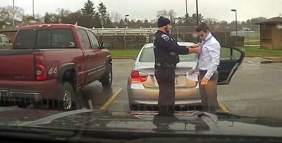 Полицейский остановил студента, превысившего скорость, чтобы помочь завязать галстук