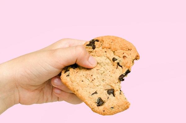16. "Dengeli bir diyet iki elin aynı anda kurabiye tutmasıdır." Barbara Johnson