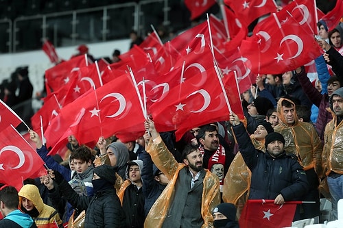 Şehitlere Saygı Maçı için futbolseverler tribünleri doldurdu.