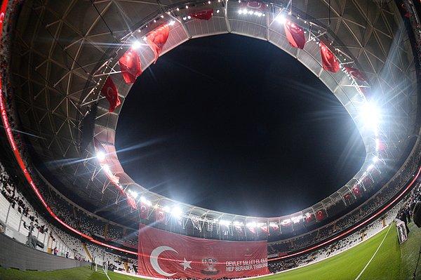Arena Türk bayraklarıyla donatıldı