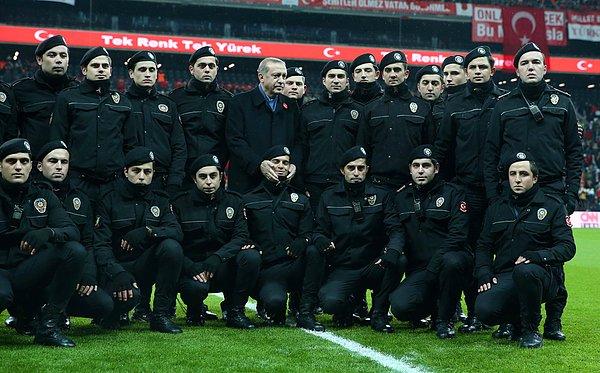 Cumhurbaşkanı Erdoğan, İstiklal Marşı okunduktan sonra maç öncesi polislerle ve futbolcularla hatıra fotoğrafı çektirdi.