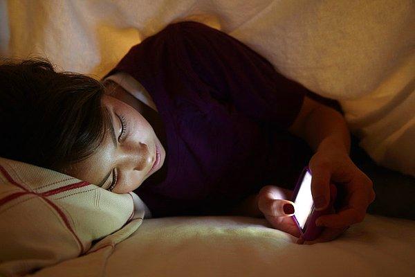 3. 18-29 yaş arası insanların %90’ı, telefonlarıyla uyuyor.