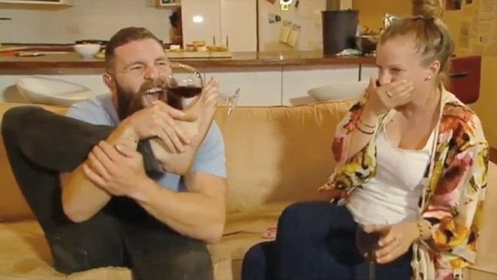 Вместо того чтобы флиртовать с девушками в Tinder, парень копирует их фото-позы