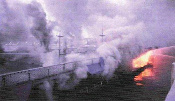 16. Tarihi Galata Köprüsü, köprüaltındaki bir lokantada çıkan yangın sonucunda çökerek kullanılmaz hale geldi.
