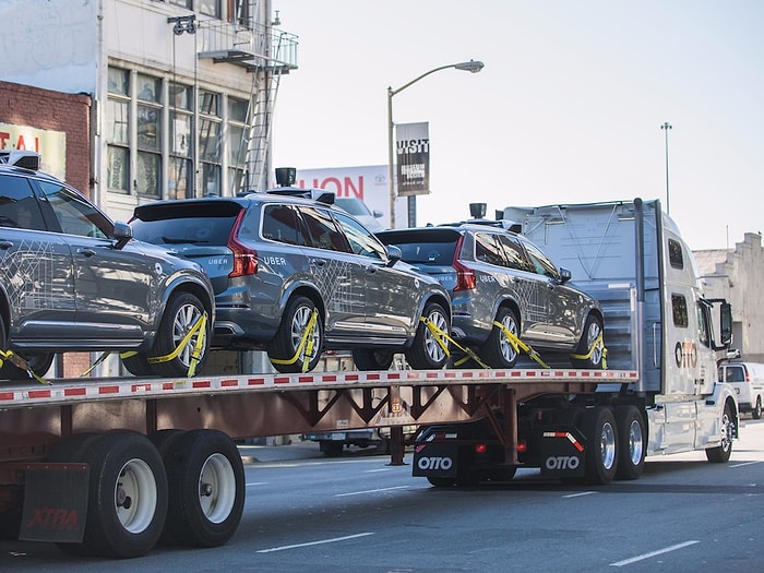 Uber'in Yarı Sürücüsüz Otomobilleri, Yarı Sürücüsüz Bir Tırın Arkasında Kaliforniya'yı Terk Ediyor