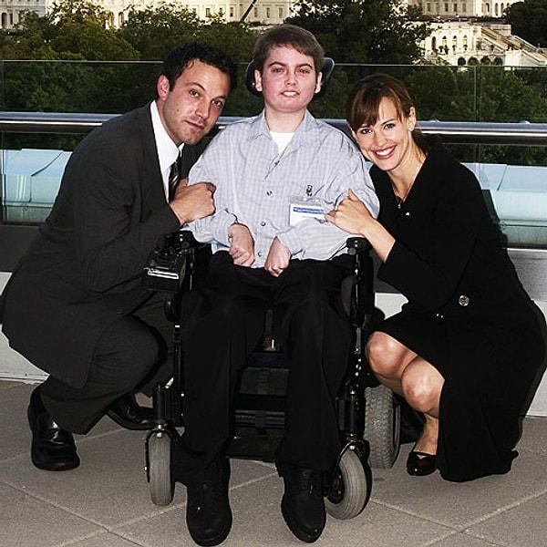 7. Ben Affleck, havaalanında tanıştığı 13 yaşındaki engelli bir çocuğu yer aldığı her filmin setine götürüyor.