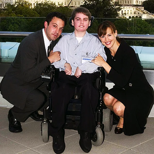 Ben Affleck, havaalanında tanıştığı 13 yaşındaki engelli bir çocuğu yer aldığı her filmin setine götürüyor.