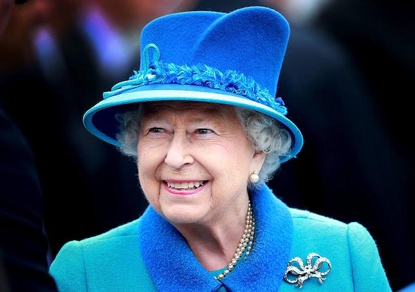 9. Kraliçe Elizabeth’in seyahat etmek için bir pasaporta ihtiyacı yok.