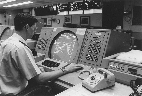 Yanlış alarma, NORAD tarafından muhtemel bir Sovyet saldırısına karşı tatbikat için geliştirilen bilgisayar simülasyonu sebep olmuştu.