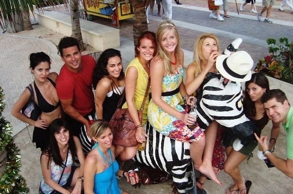 12. Эта девушка слева кусает зебру или пьет пиво? Сразу и не разберешь