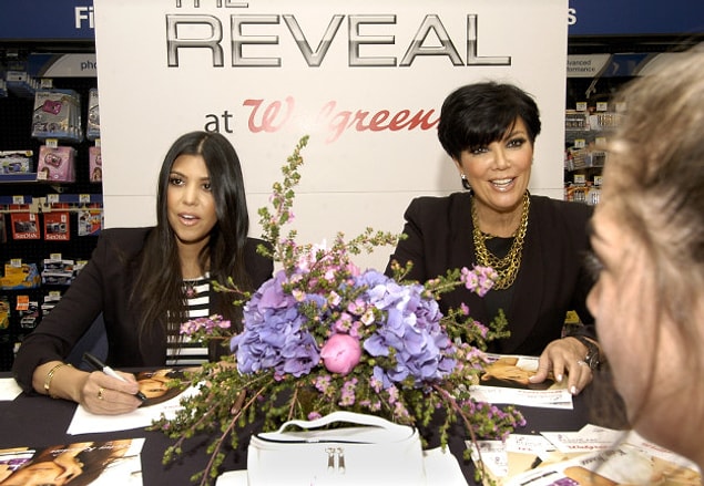 15. Kourtney Kardashian ve Kris Hanım imza dağıtıyor.