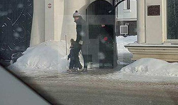 1. Лазарева в сопровождении его ребенка и мамы журналисты заметили у одного из московских храмов