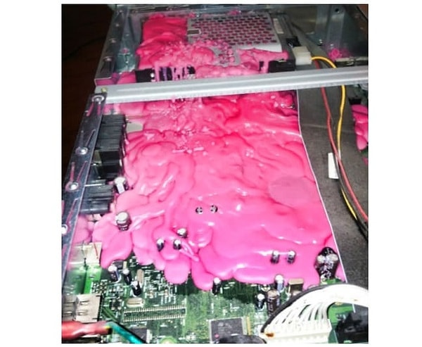 8. "А? Вы говорите, что не надо было ставить ту здоровенную свечу на процессор?"