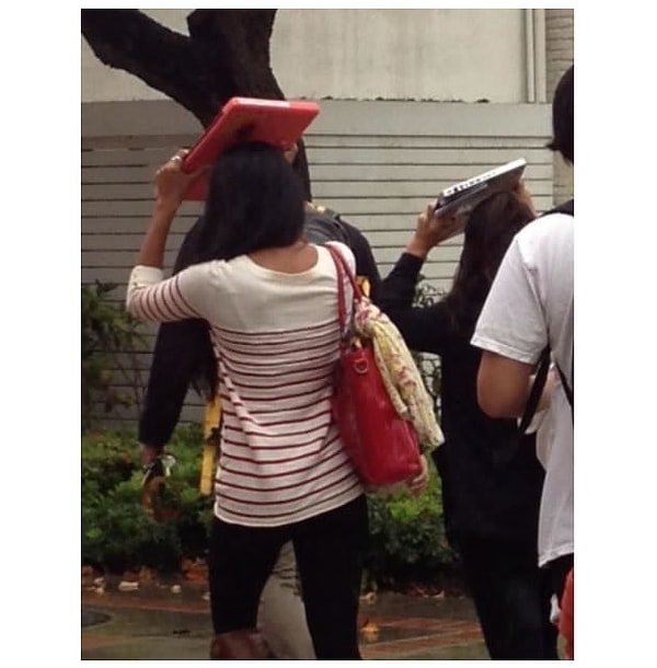 18. "А что такого? Чем еще я должна прикрываться от дождика?"