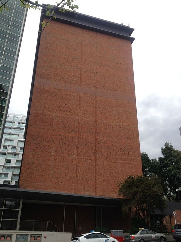 7. Ни кирпичика. Как?!