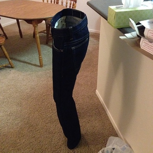 17. Джинсы. Стоят. Ээээ... Невидимка?