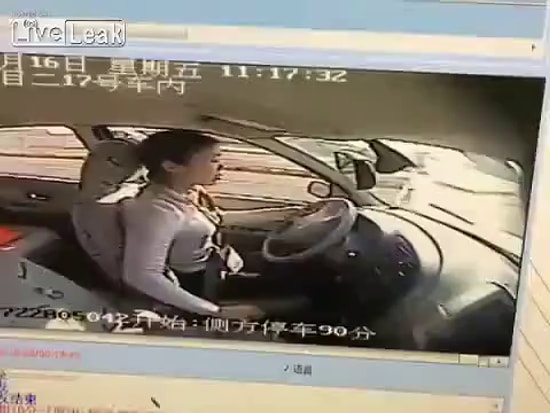 Direksiyon Sınavında Aracı Park Edemeyince Kendini Tokatlayan Kadın