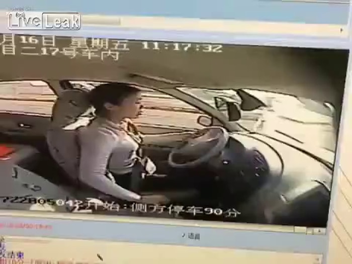 Direksiyon Sınavında Aracı Park Edemeyince Kendini Tokatlayan Kadın