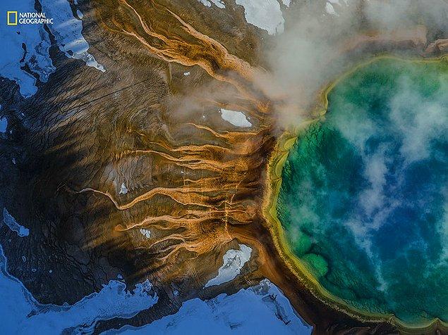 14. Yellowstone'da bulunan Grand Prismatic Springs'in renkleri termofil olarak adlandırılan deniz mikroplarından geliyor.