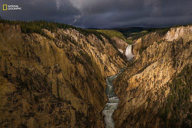 24. Büyük Kanyon'da çekilen bu tarz fotoğraflar ve yapılan resimler sayesinde 1872 yılında Yellowstone Milli Parkı kuruldu.