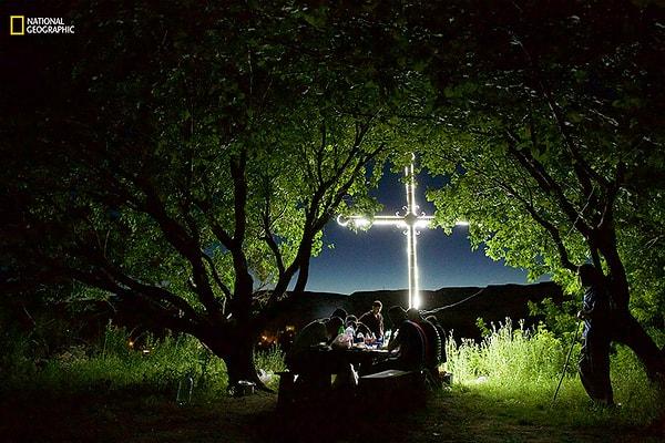 31. Ermenistan'da bir grup gecenin ışıkları altında piknik yaparken bir yandan da kültürel dayanıklılıklarının ve hayatta kalmalarının şarkısını söylüyorlar.