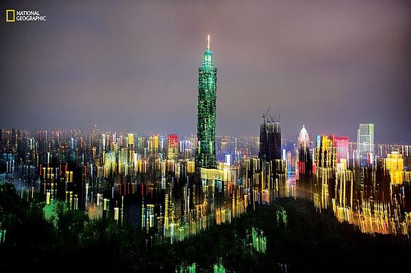 35. Tayvan'ın başkenti Taipei'de güneş battığında hayat, şehrin binalarından yansıyan ışıklarla devam ediyor.