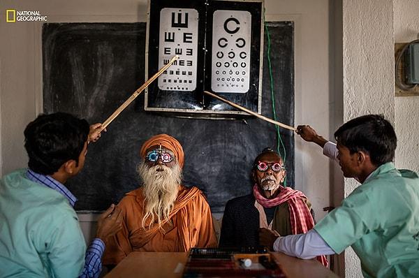 37. Hindistan'da çok fazla olan körlük problemini ortadan kaldırmak için testler yapan göz bakımı çalışanları.