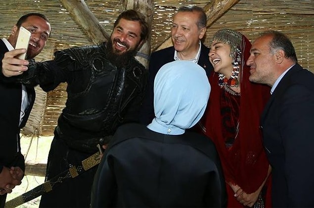 Hükûmete yakınlığıyla bilinen dizinin göndermeleri de bu yüzden karşıt görüşe yönelik oluyor.