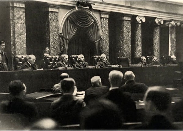 7. Фотограф нелегально пронес фотокамеру в Верховный суд Америки, спрятав ее в гипс якобы сломанной руки