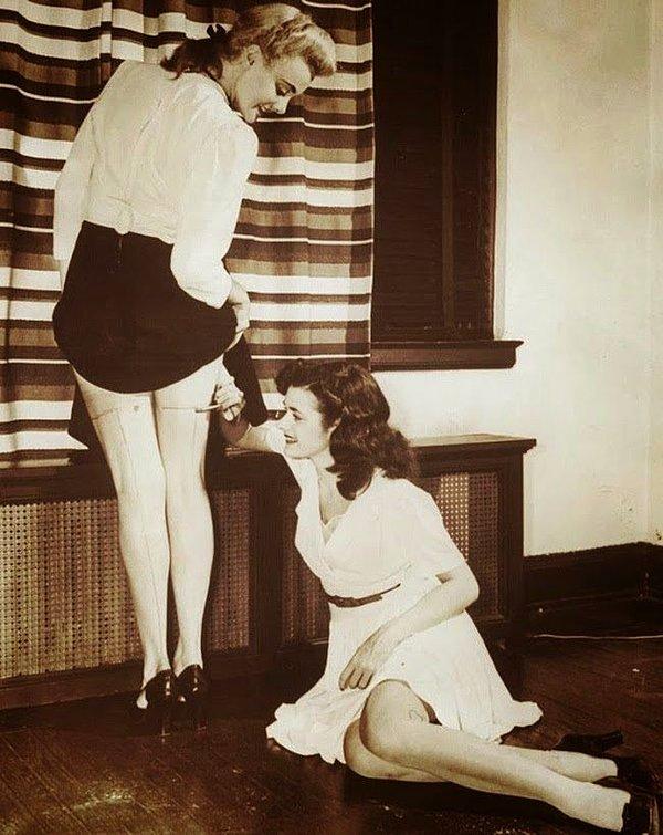 2. Çorap giyiyorlarmış gibi gözükmesi için bacaklarını boyayan kadınlar, 1942.
