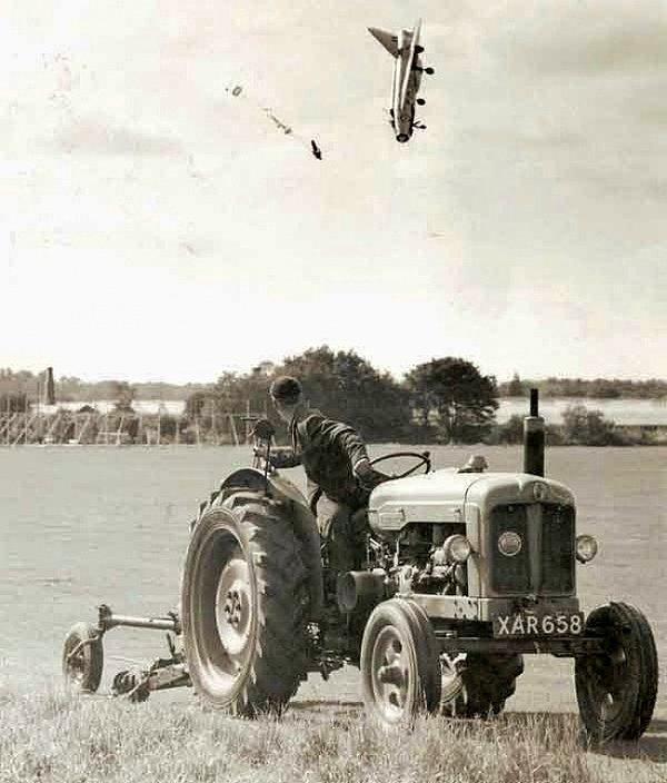 4. Test pilotu George Aird uçağın kontrolünü kaybettikten sonra kendini fırlattığında.