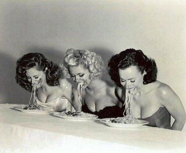 7. 'Macaroni' adlı spagetti yeme yarışmasındaki kadınlar.